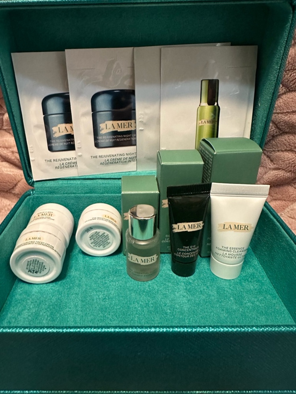La Mer Teal Gift Box with face care